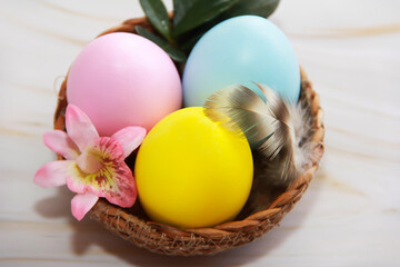 Obraz na płótnie Canvas Festive multicolored Easter eggs in a decorative brown plate