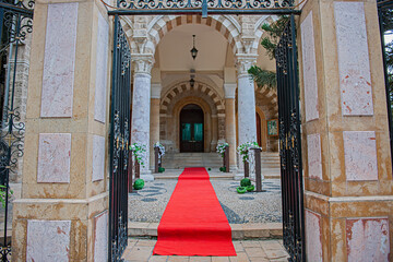 Roter Teppich am Kircheneingang, Beirut, Libanon