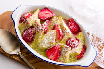 グラタン皿に入った苺とピスタチオのパンプディング（俯瞰）