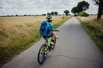 Kleiner Junge auf einer Fahrradtour durch Niedersachsen in den Sommerferien, Deutschland