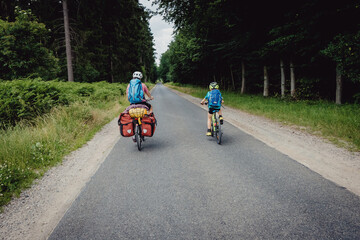 Mutter und kleiner Junge auf einer Fahrradtour durch Niedersachsen in den Sommerferien, Deutschland