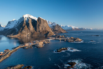 Fototapeta na wymiar Brücken verbinden die Inseln auf den Lofoten in Norwegen