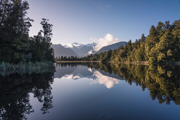 Spiegelsee, Lake Matheson, in Neuseeland mit Bäumen, wolken, Gletscher und Mt Cook an der Westküste auf einem Roadtrip.