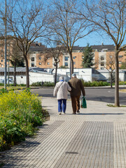 Matrimonio anciano heterosexual paseando por la ciudad.