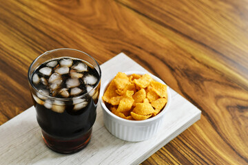 Frituras de maíz y bebida de cola.