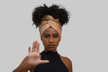 black woman makes gesture with open hand, denounces assault, moral harassment, cowardice, violence...