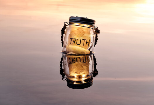 truth, lie, fake news, psychology, news, press, newspaper, half truth, Ukraine, Russia, Putin, Wahrheit, L&uuml;ge, Falsche Nachrichten,  Presse, Zeitung, halbe Wahrheit, church, religion,