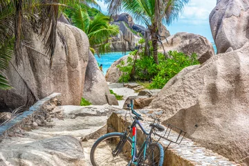 Crédence de cuisine en verre imprimé Anse Source D'Agent, île de La Digue, Seychelles Bicycle parked by the sea in Anse Source d'Argent