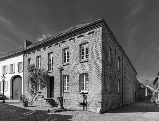 Backsteinhaus mit Wasserpumpe, Alt-Kaster, NRW, Germany