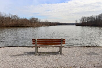 Fototapeta premium A view of the wood bench overlooking the lake.