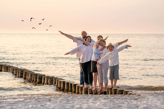 gl&uuml;ckliche Familie am Strand
