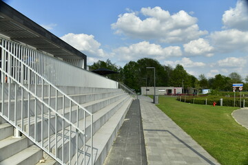 Fototapeta na wymiar Gradins du centre sportif au domaine provincial de Nekker à Malines 