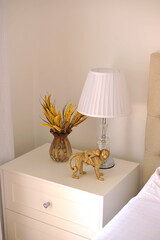 quarto com decoração e mobília de luxo