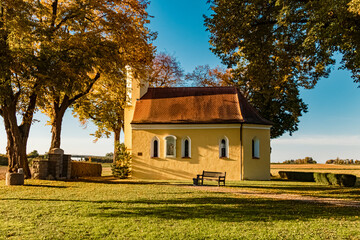 Obraz premium The famous Sebastiani chapel with plague cemetery on an autumn or indian summer evening near Wallersdorf, Bavaria, Germany