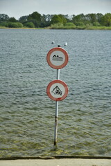 Panneaux d'interdiction au bord de l'eau au lac du domaine De Nekker à Malines 