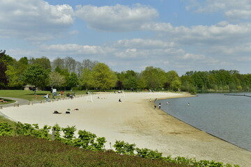 La plage de sable fin le long du lac au domaine provincial de Nekker à Malines 