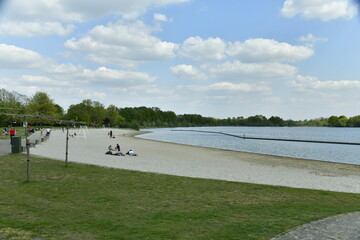 La plage de sable fin le long du lac au domaine provincial de Nekker à Malines 
