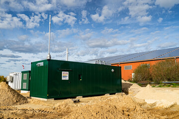 Vorbereitung für Bau einer Biogasanlage, Container für Technik steht.
