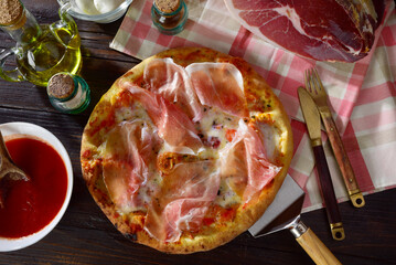 Pizza al prosciutto crudo