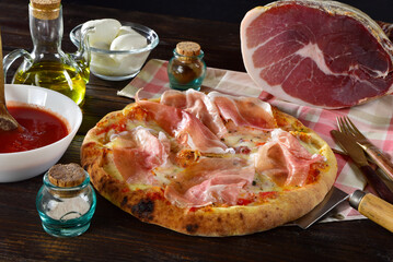 Pizza al prosciutto crudo