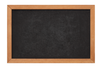 Kleine alte schwarze leere Kreidetafel mit braunem Holzrahmen und freier Fläche als Textfreiraum freigestellt mit transparentem Hintergrund, Draufsicht