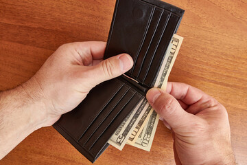 Cash is transferred when the wallet is opened. The concept of finance and solvency.