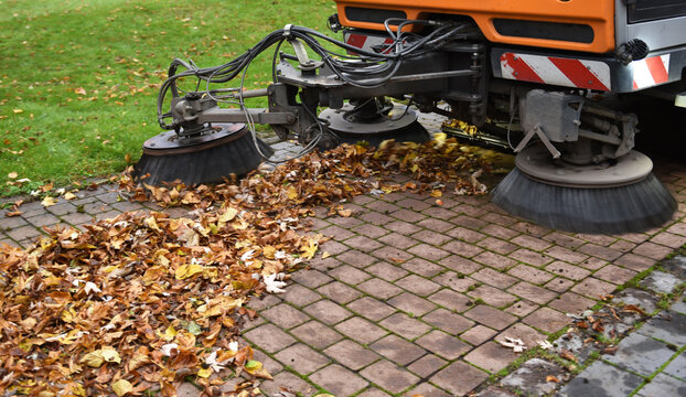 Kehrmaschine kehrt im Herbst Bl&auml;tter 