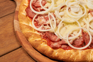 Pizza assada e seus ingredientes