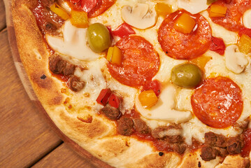 Pizza assada e seus ingredientes