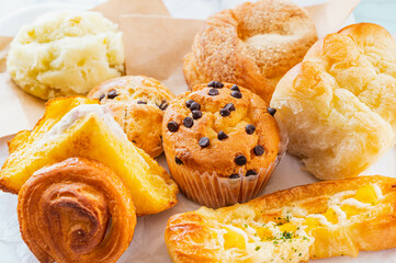 たくさんのパンと焼き菓子