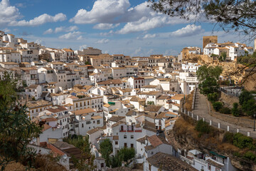Fototapeta premium Exposure of Setenil de las Bodegas famous for its dwellings built into rock overhangs above the Río Guadalporcún, Cadiz, Spain