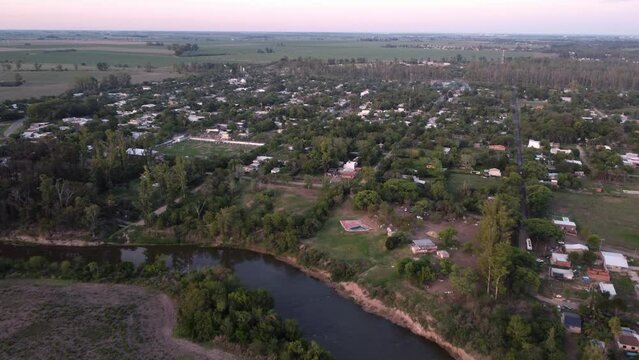 Plano ascendente de un poblado desde un campo arado y seco