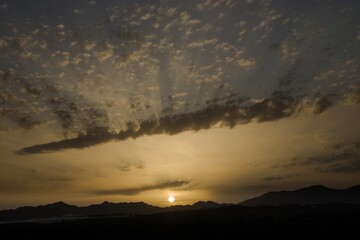 atardecer sobre las montañas con nubes