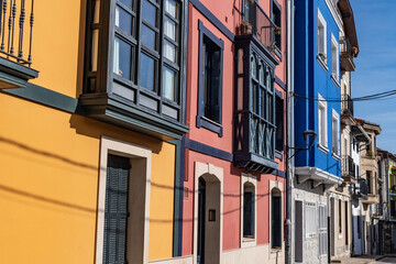Fototapeta na wymiar Edificios de colores en el municipio de plencia