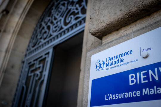  Saint-Quentin - France - 14 f&eacute;vrier 2023 - fa&ccedil;ade d'une agence de l'Assurance Maladie dans le centre-ville de Saint-Quentin