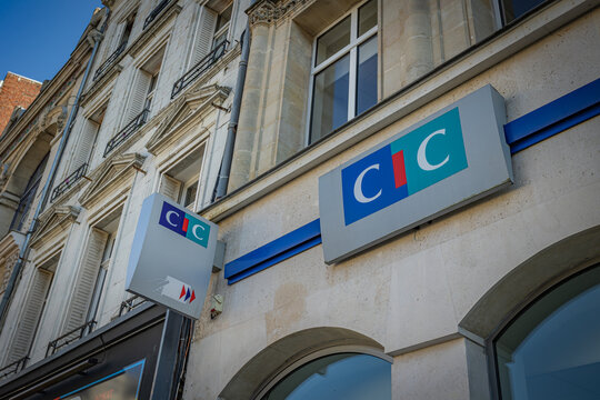  Saint-Quentin - France - 14 f&eacute;vrier 2023 - fa&ccedil;ade d'une agence de banque CIC dans le centre-ville de Saint-Quentin