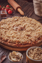 Pizza with mozzarella, chicken stroganoff and potato sticks(Strogonoff de frango)