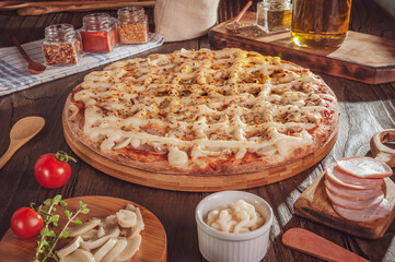 Brazilian pizza with mozzarella, pork loin, mushroons, catupiry and oregano (Pizza especial)