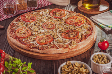 Brazilian pizza with mozzarella, tuna, pea, onion, olive and tomato (Pizza especial de atum)
