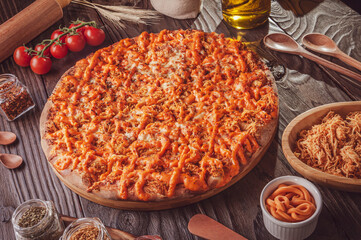 Brazilian pizza with tomato sauce, mozzarella, chicken, cheddar and oregano (Pizza de frango com...