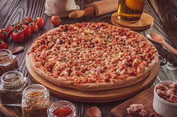 Brazilian pizza with tomato sauce, mozzarella, bacon and oregano (Pizza de bacon)