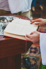 Libro Bautizo Católico Con Sacerdote Sosteniendo Las Páginas