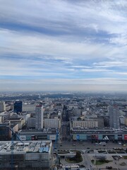 Fototapeta na wymiar Panorama rozwiniętego miasta stolica kraju z wieżowcami i biurowcami