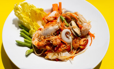 Spicy papaya salad with seafood