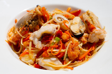 Spicy papaya salad with seafood