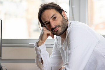 portrait d'un jeune homme employé de bureau ou homme d'affaires souriant.