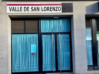 Valle de San Lorenzo, steht auf Schild oberhalb von Tür und Fenster die mit Vorhängen zugezogen sind - Sonnen- und Wärmeschutz in Teneriffa 