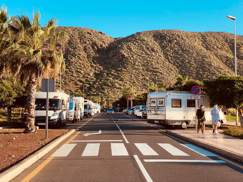 Wohnmobile stehen am Ortsausgang an einem berg von Los Christianos, Teneriffa.