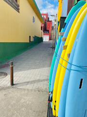 Bunte Surfbretter stehen zum Verleih an der Promenade.