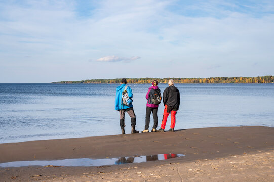 Family walking on the beach. Storsand, Monäs. Nykarleby/Uusikaarlepyy, Finland
